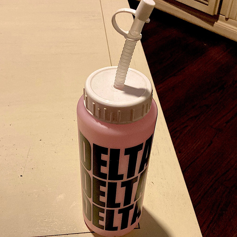 LIKE NEW! TRI DELTA THETA ATHLETIC WATER BOTTLE W/ SCREW TOP & STRAW! 20 OZ.
